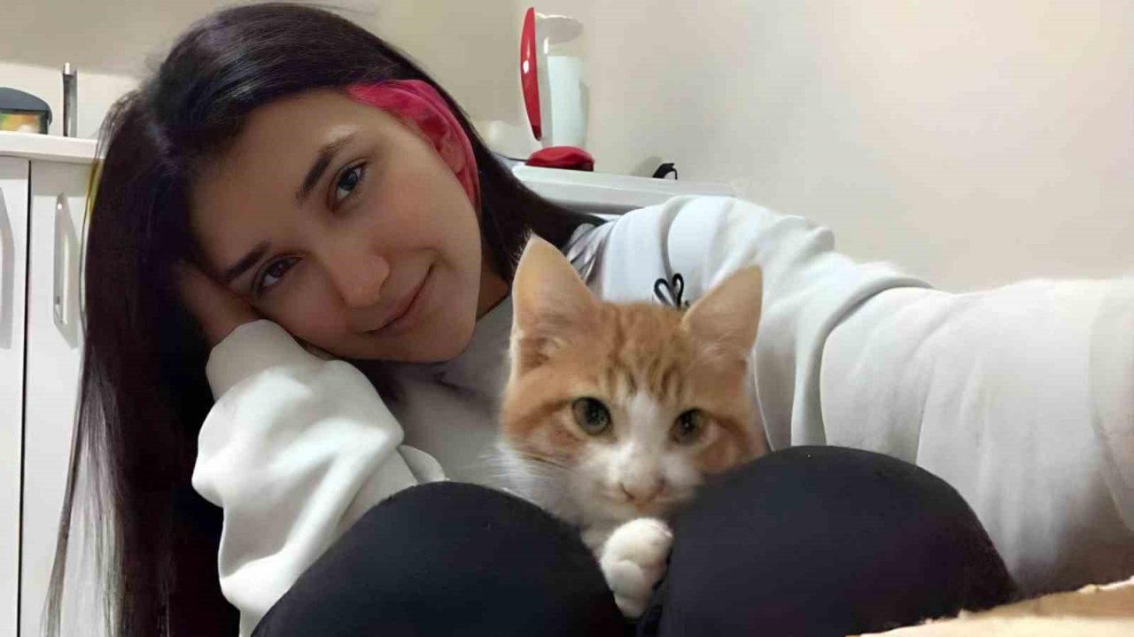 Depremde kaybettikleri arkadaşlarını Kadınlar Günü’nde su altına dalarak andılar