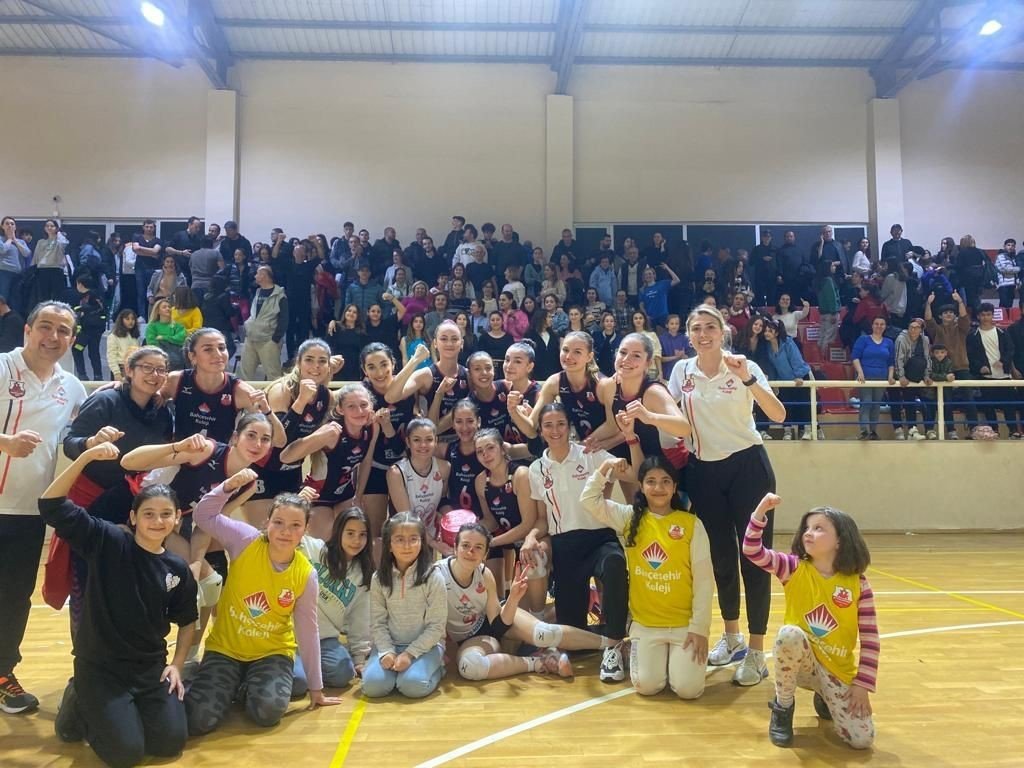 Voleybolda Ayvalık Bahçeşehir Koleji 1. Lig’in kapısını araladı