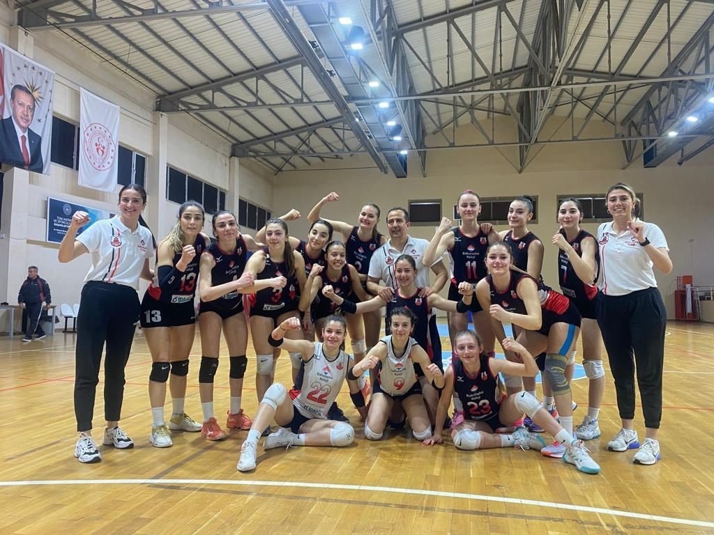 Voleybolda Ayvalık Bahçeşehir Koleji 1. Lig’in kapısını araladı