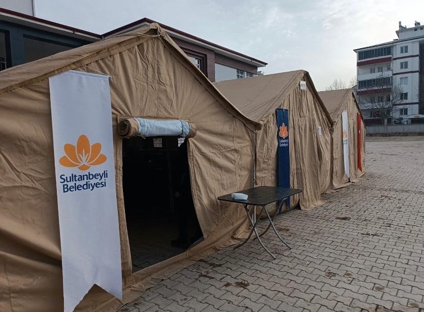 Sultanbeyli Belediyesi Elbistan ve Kırıkhan’da depremin yaralarını sarıyor