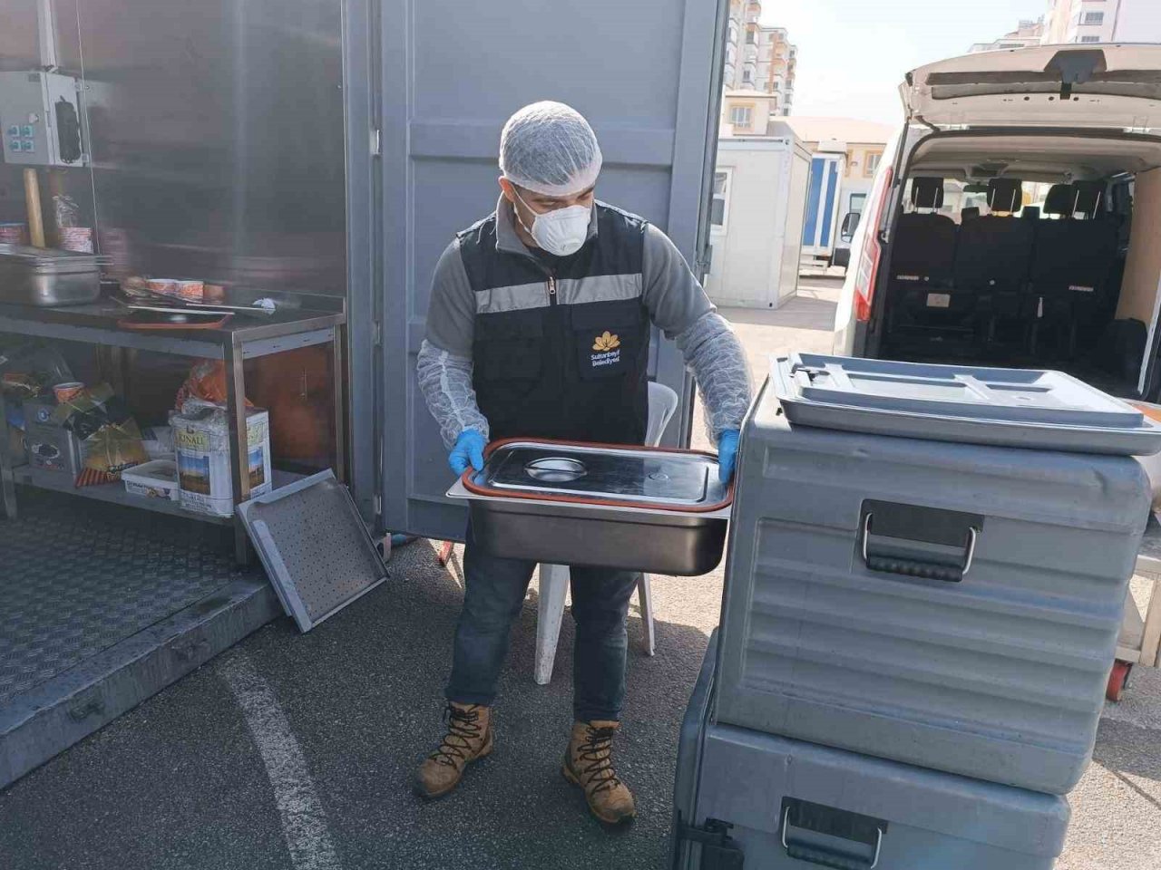 Sultanbeyli Belediyesi Elbistan ve Kırıkhan’da depremin yaralarını sarıyor