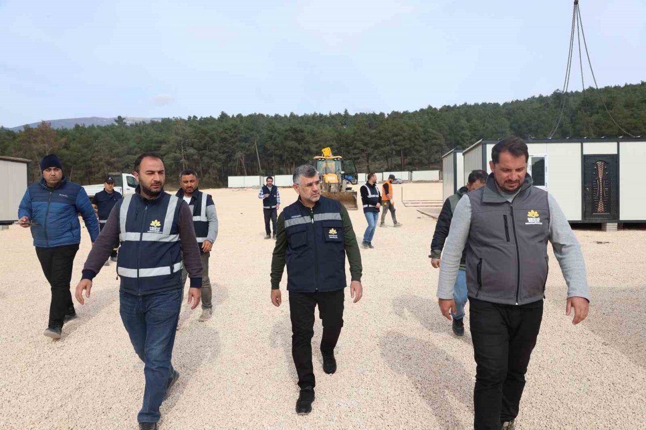 Sultanbeyli Belediyesi Elbistan ve Kırıkhan’da depremin yaralarını sarıyor