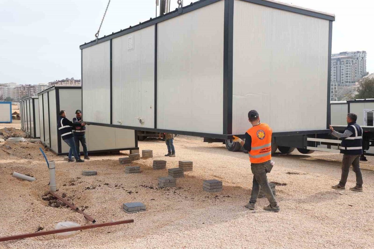 Sultanbeyli Belediyesi Elbistan ve Kırıkhan’da depremin yaralarını sarıyor