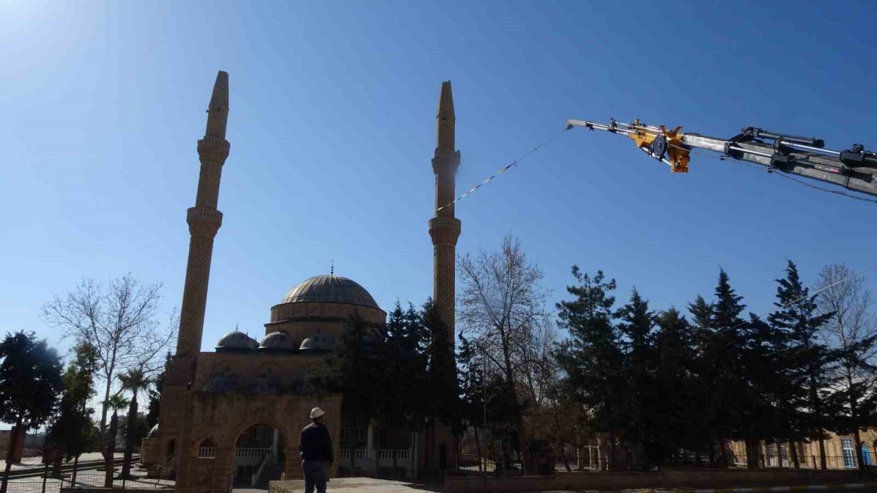 Kilis’te depremde zarar gören caminin minareleri kontrollü şekilde yıkıldı