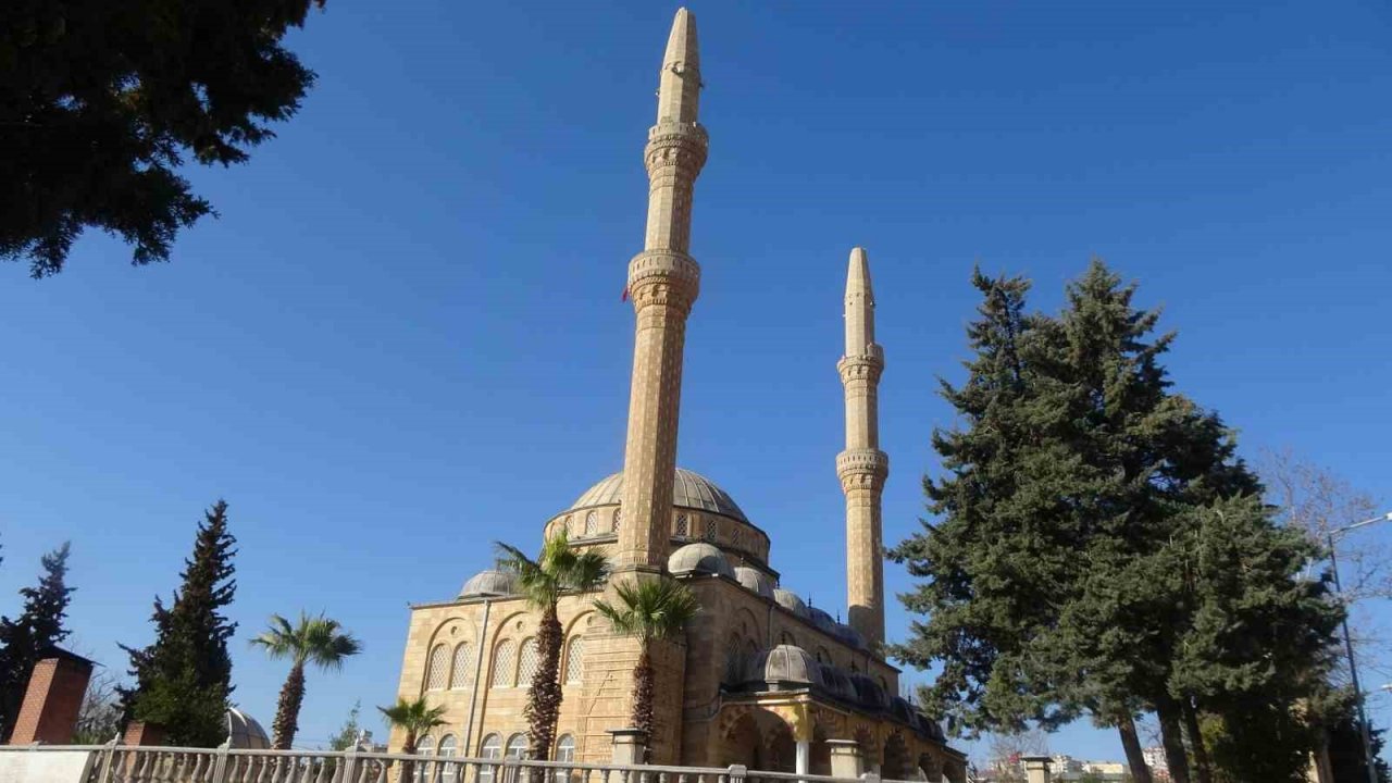 Kilis’te depremde zarar gören caminin minareleri kontrollü şekilde yıkıldı
