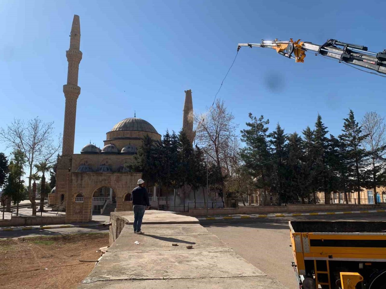Kilis’te depremde zarar gören caminin minareleri kontrollü şekilde yıkıldı