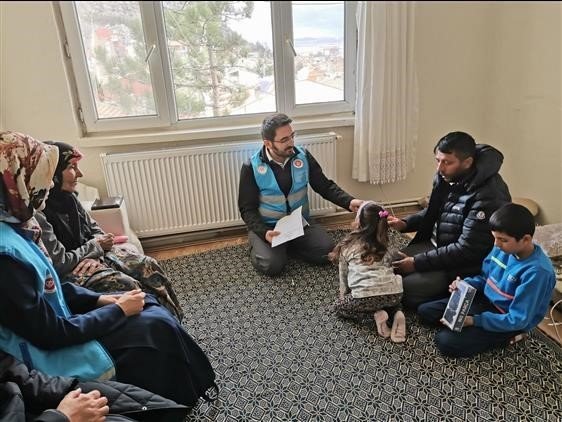 Mavi yelekliler depremzedelerin yanında