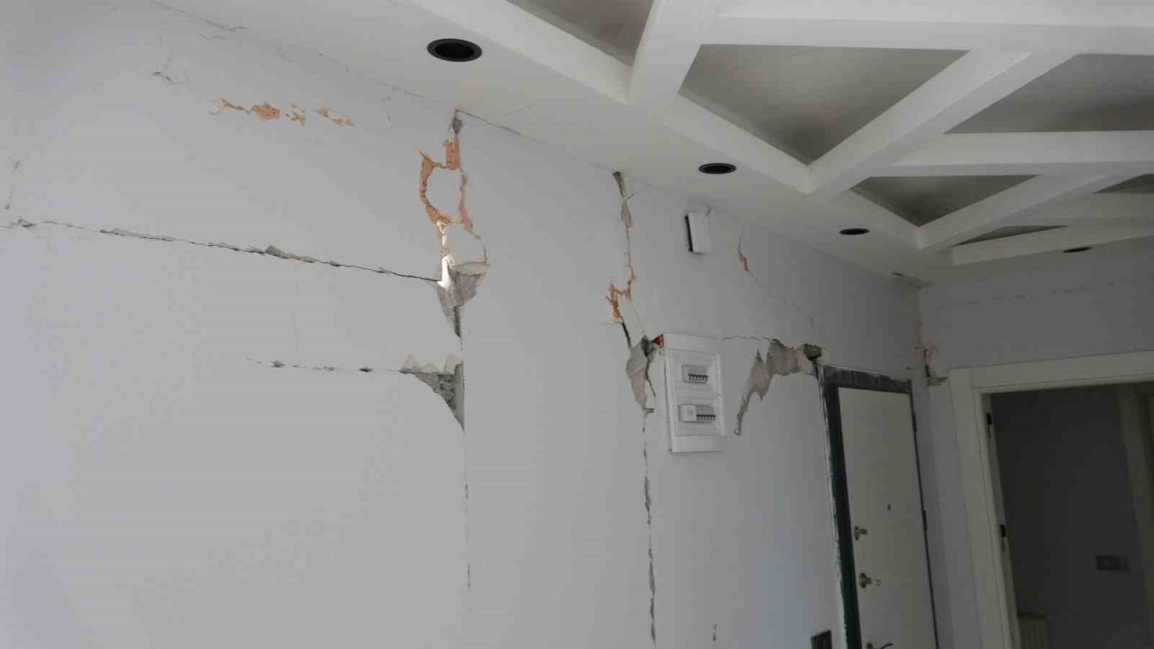 Fay hattı üzerine yapılan milyonluk ev kağıt gibi dağıldı