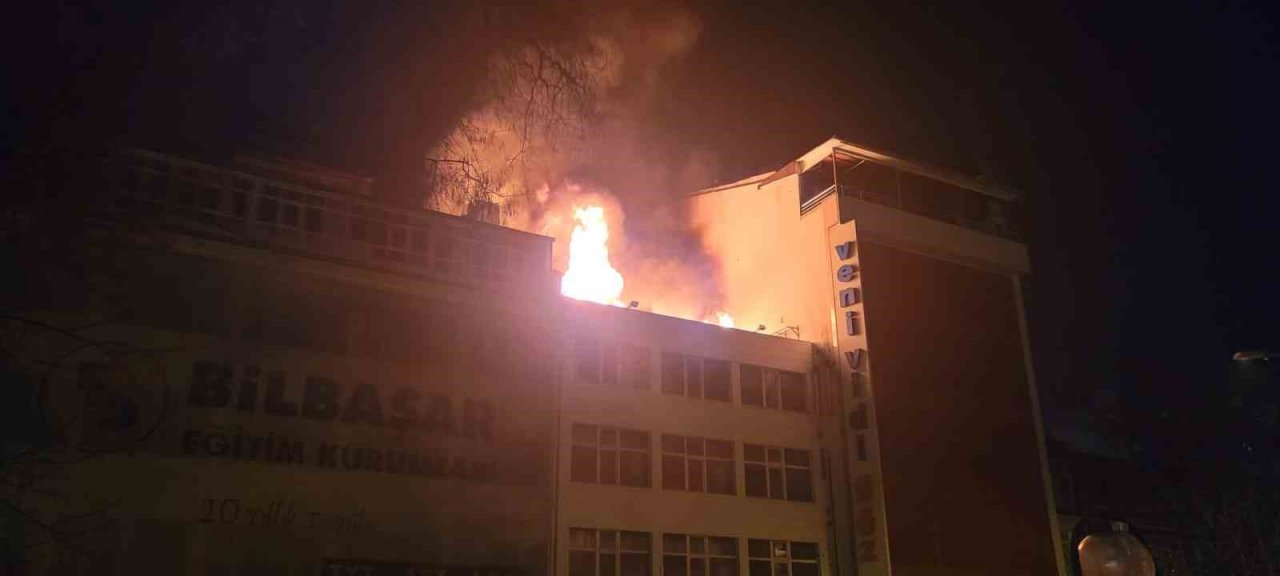 Ankara’da 4 katlı metruk binanın çatısı alev alev yandı