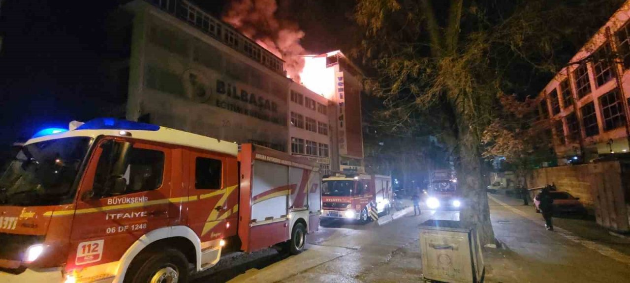 Ankara’da 4 katlı metruk binanın çatısı alev alev yandı