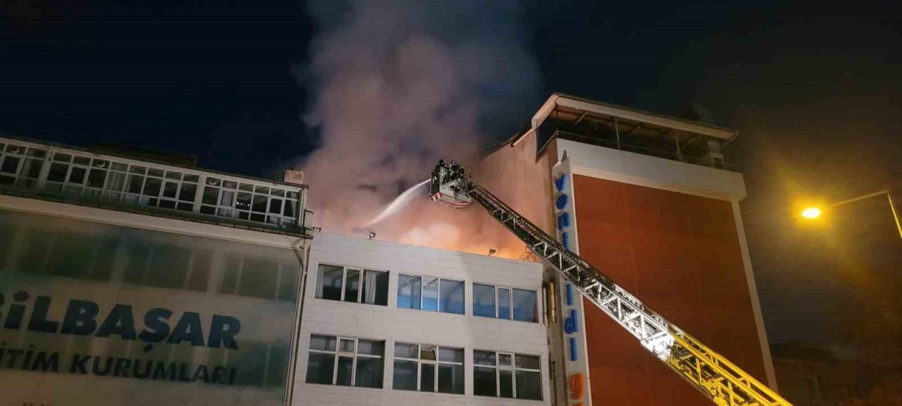 Ankara’da 4 katlı metruk binanın çatısı alev alev yandı