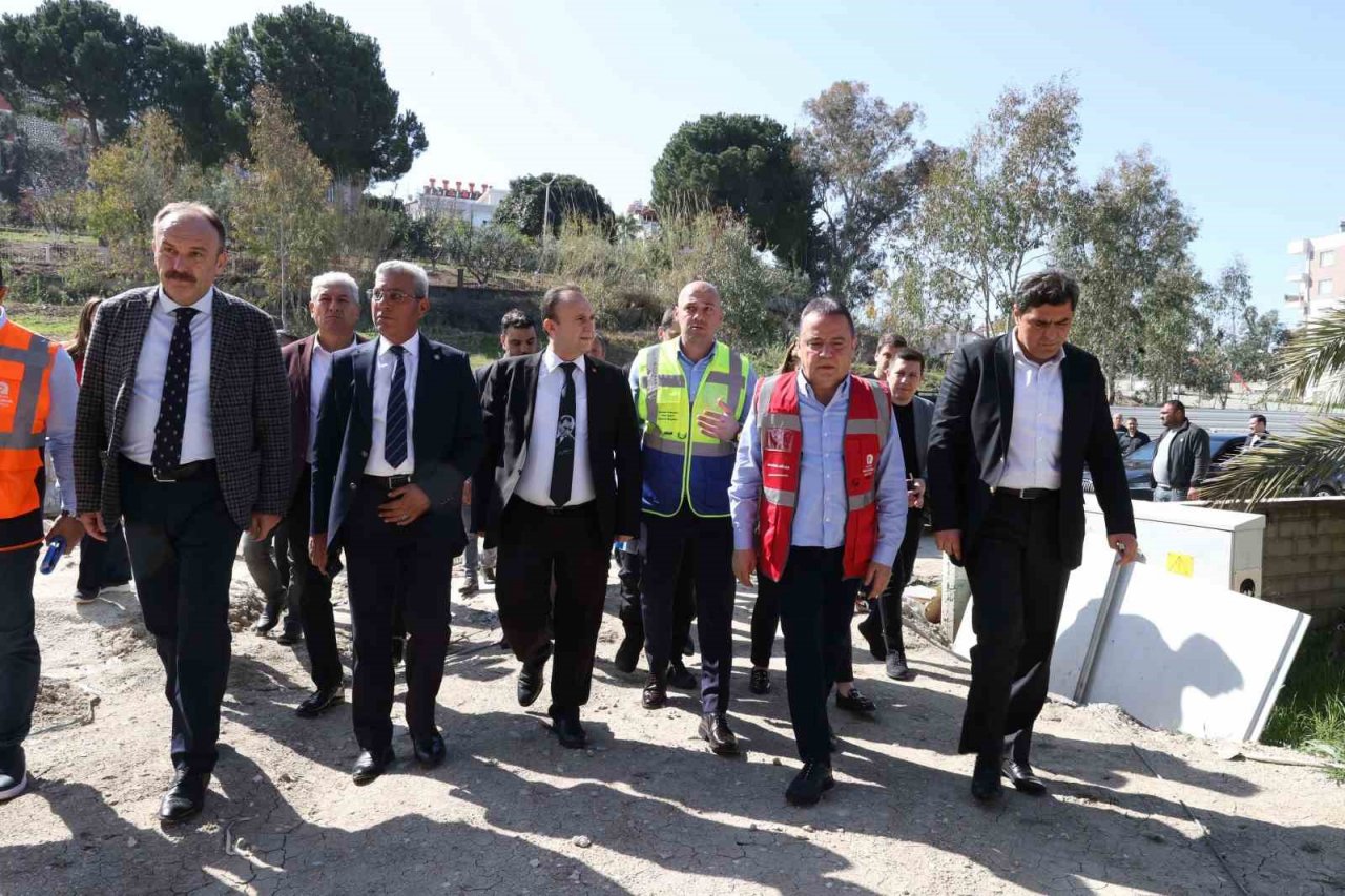 Başkan Muhittin Böcek Serik’te çalışmaları yerinde inceleyip bilgi aldı