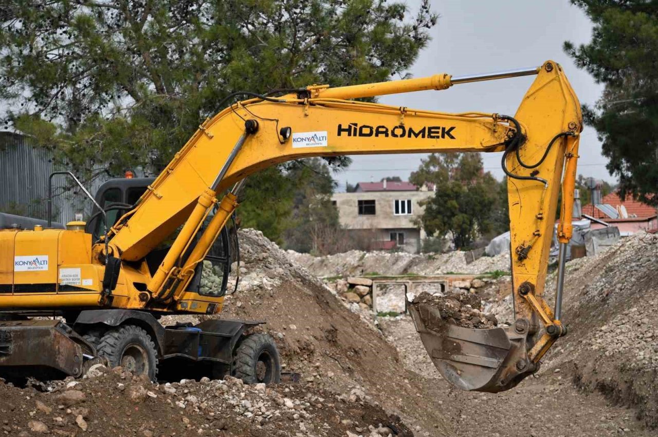 Konyaaltı’nda temel hizmetler aralıksız sürüyor