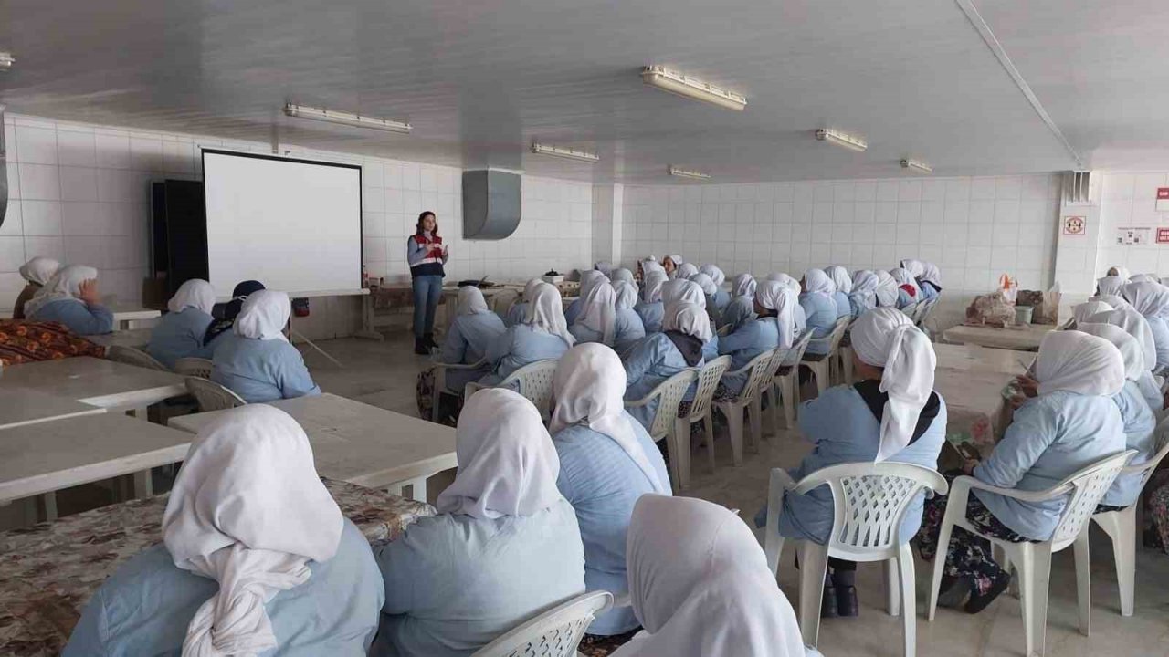 Jandarma ekiplerinin kadınlara yönelik eğitimlerini sürdürüyor