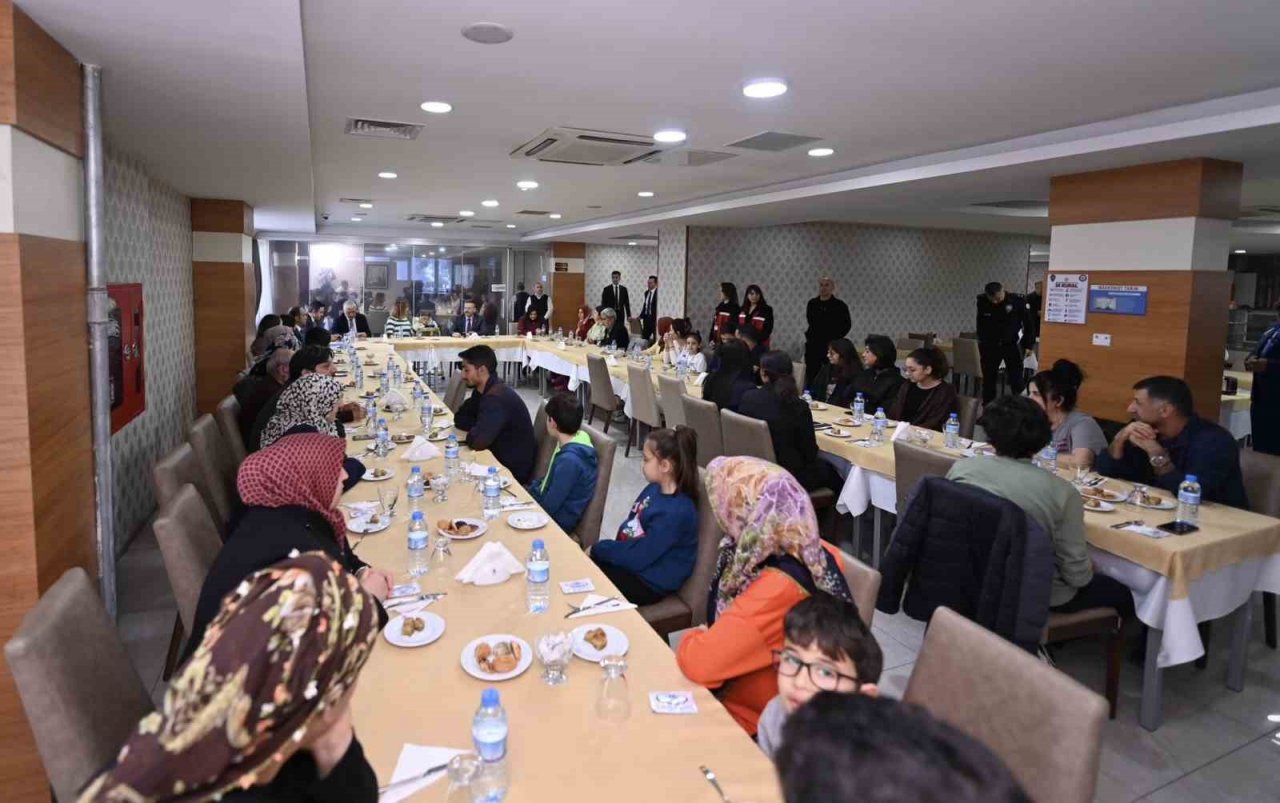 Vali Aksoy depremzede vatandaşlarla yemekte buluştu