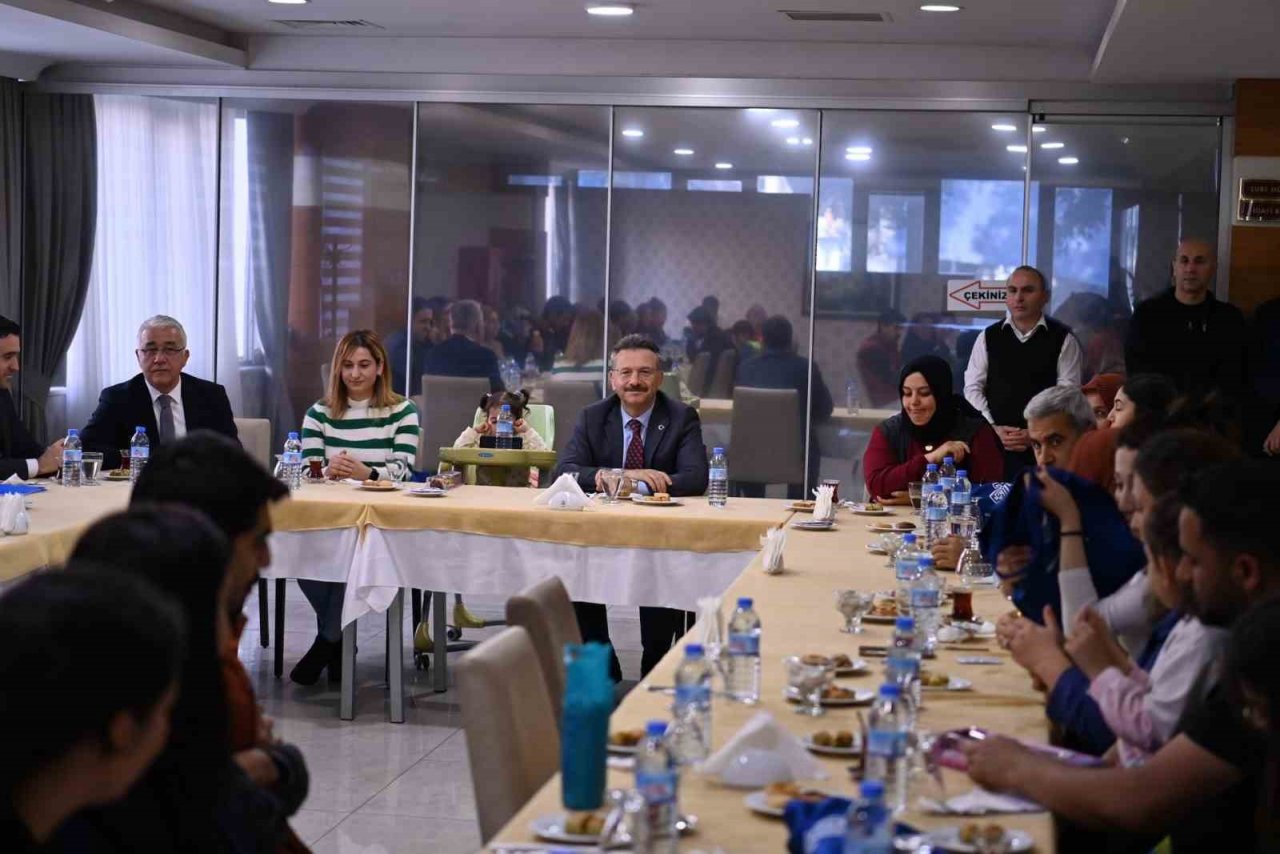 Vali Aksoy depremzede vatandaşlarla yemekte buluştu