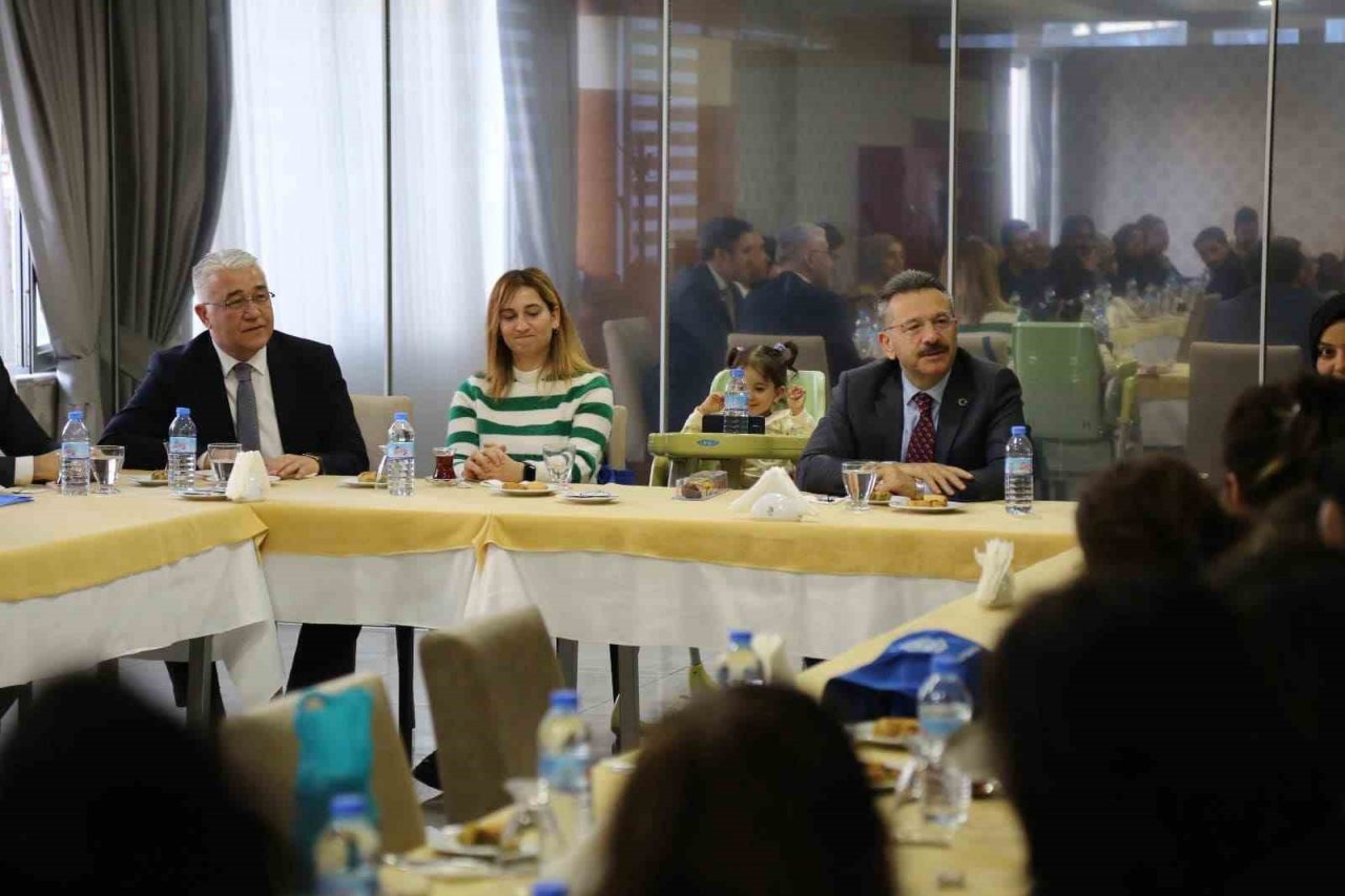 Vali Aksoy depremzede vatandaşlarla yemekte buluştu