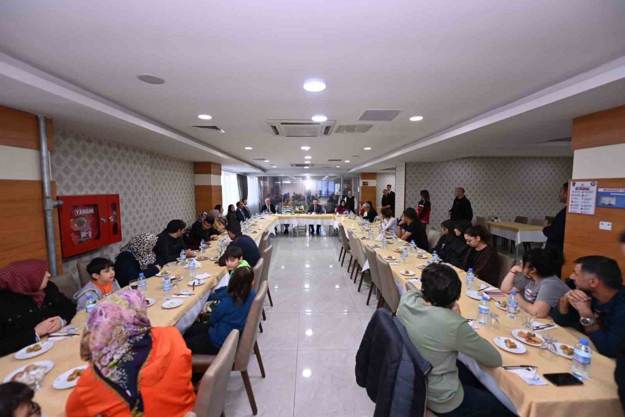 Vali Aksoy depremzede vatandaşlarla yemekte buluştu