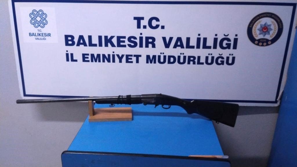 Balıkesir’de polis 50 aranan şahsı yakaladı