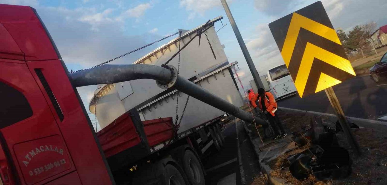 Demir türbin yüklü tır, trafik direğini devirdi