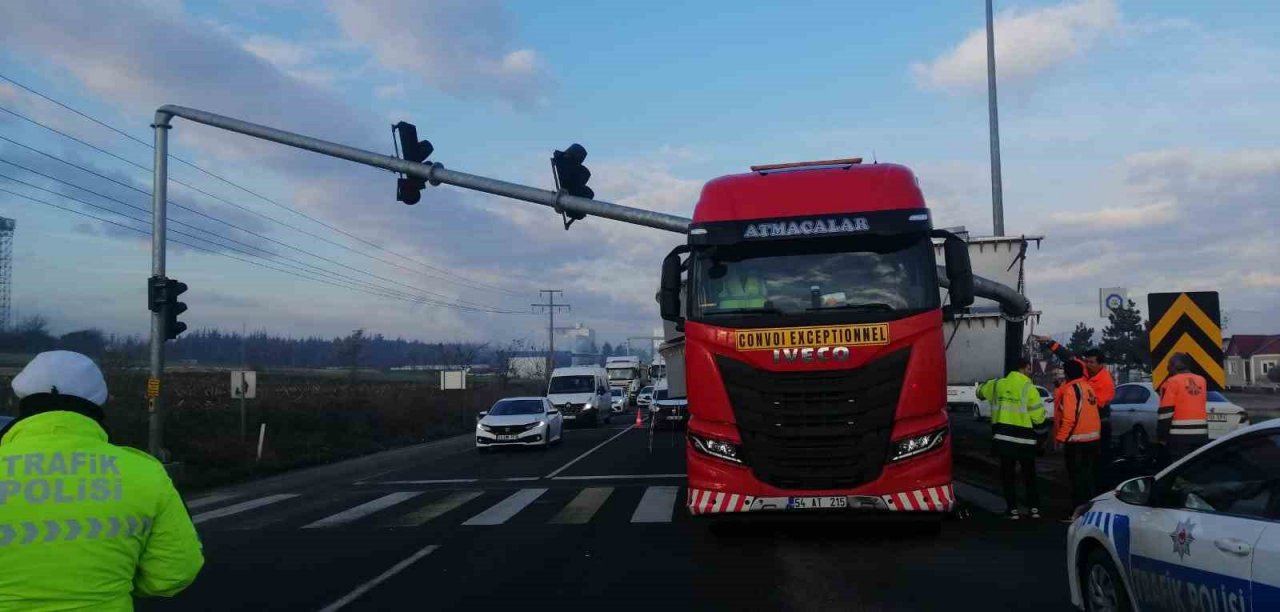 Demir türbin yüklü tır, trafik direğini devirdi