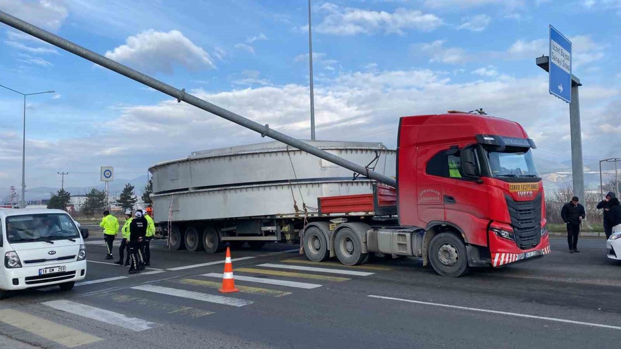 Demir türbin yüklü tır, trafik direğini devirdi
