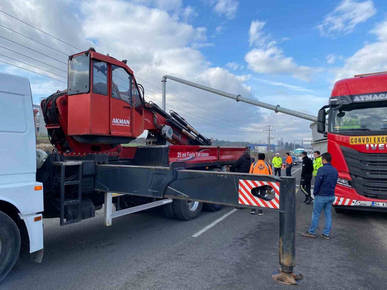 Demir türbin yüklü tır, trafik direğini devirdi