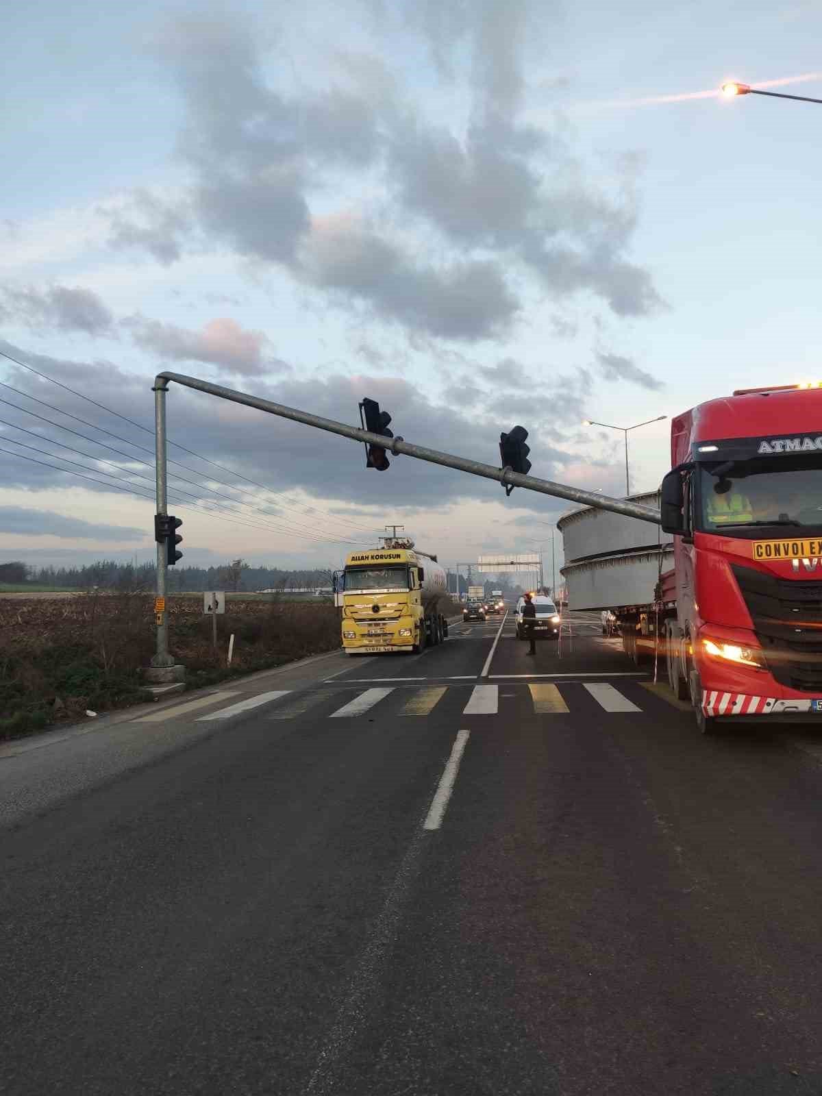 Demir türbin yüklü tır, trafik direğini devirdi