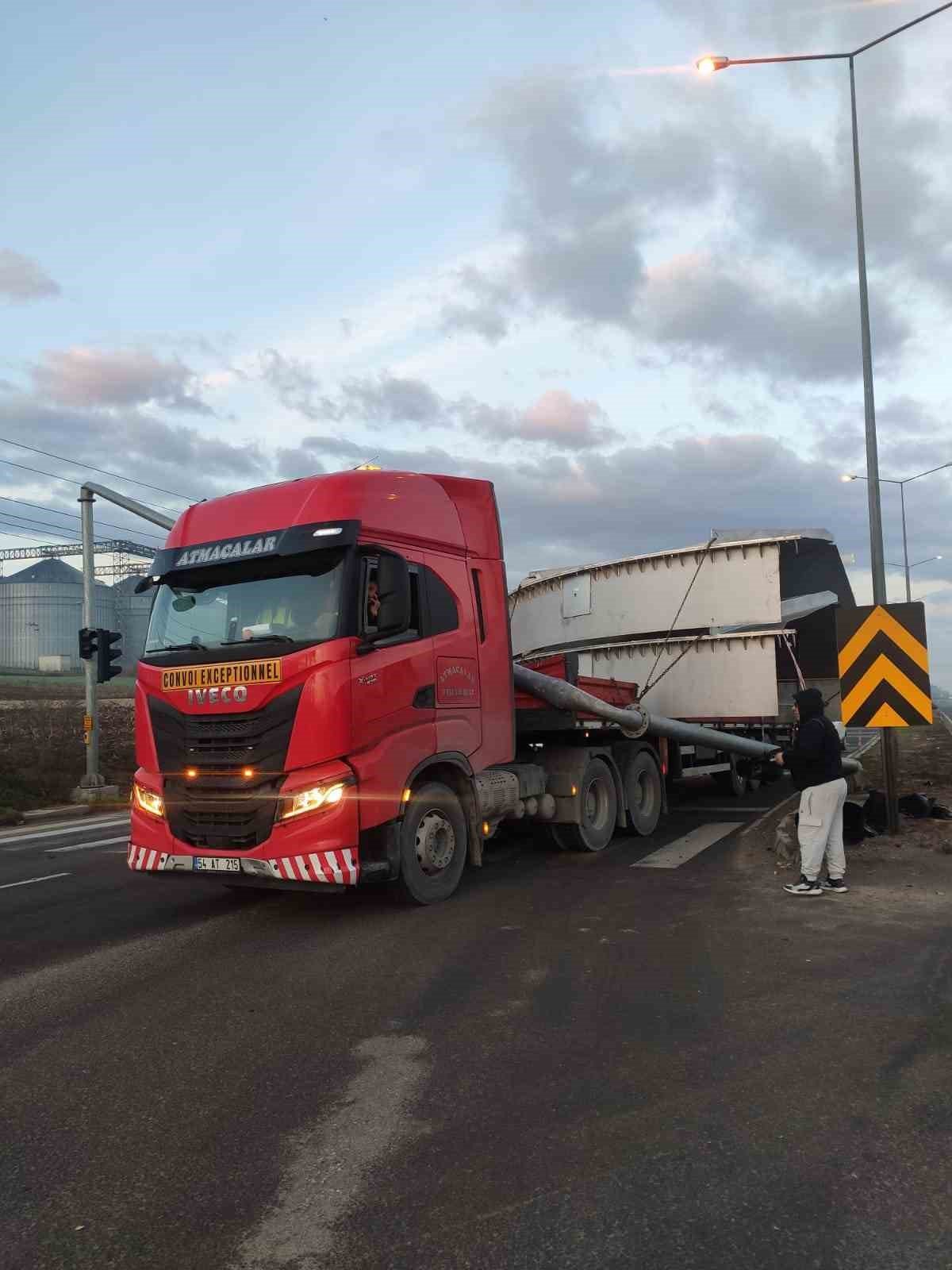 Demir türbin yüklü tır, trafik direğini devirdi