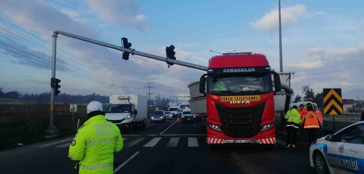 Demir türbin yüklü tır, trafik direğini devirdi