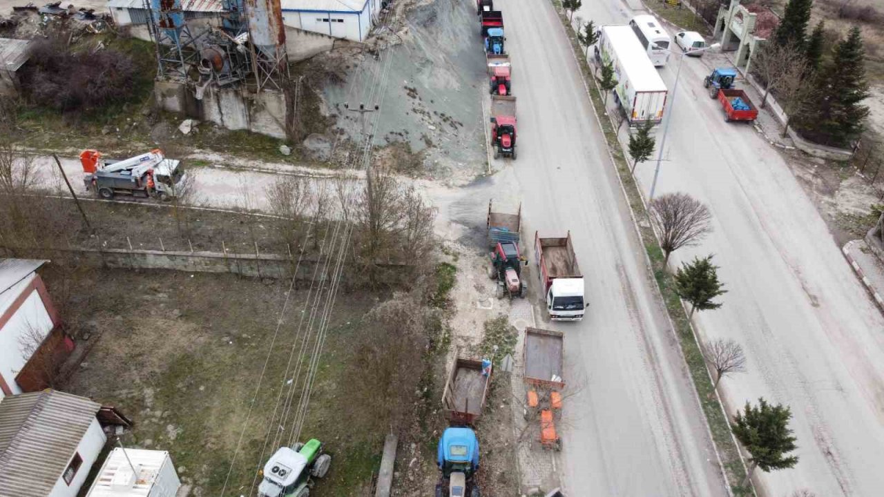 Duyan traktörüne binip buraya geldi