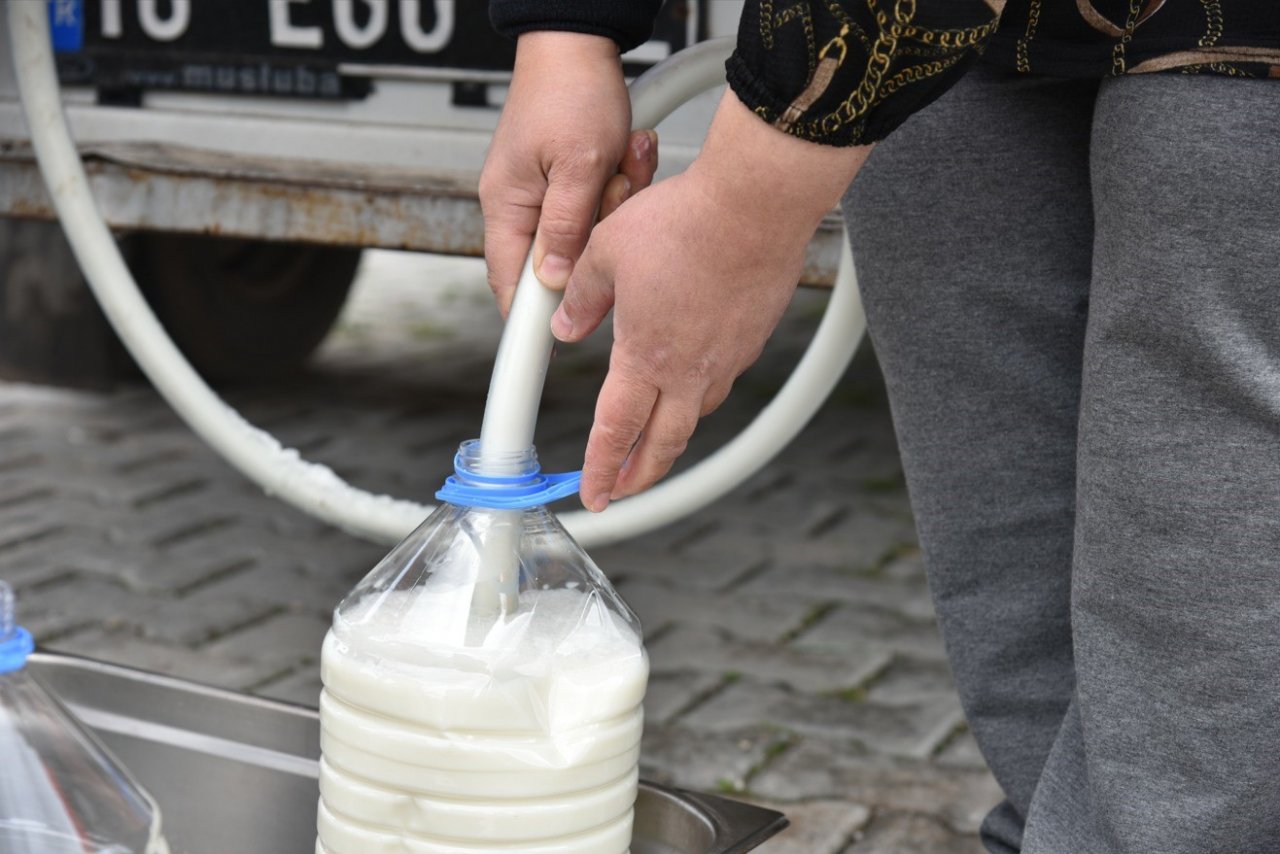 Süt üreticilerinden depremzedelere süt desteği