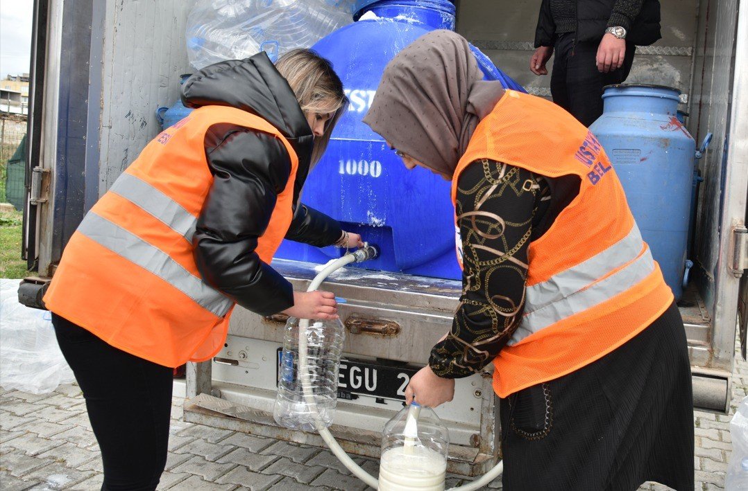 Süt üreticilerinden depremzedelere süt desteği