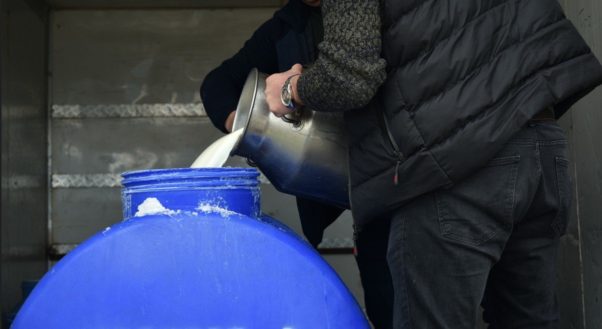 Süt üreticilerinden depremzedelere süt desteği