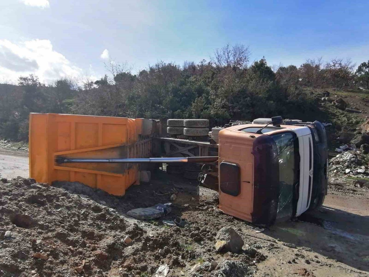 Çan’da mıcır yüklü kamyon devrildi