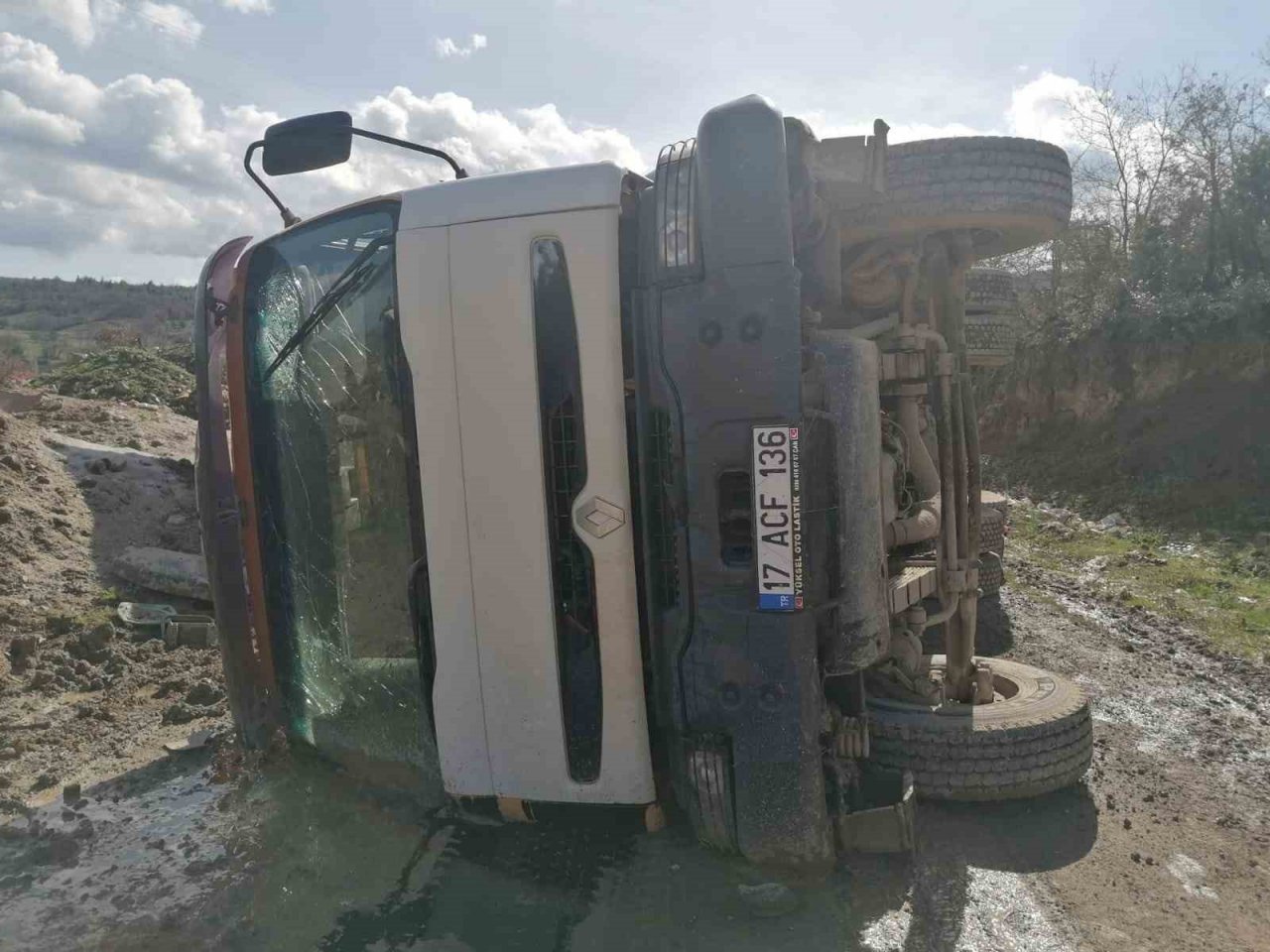 Çan’da mıcır yüklü kamyon devrildi