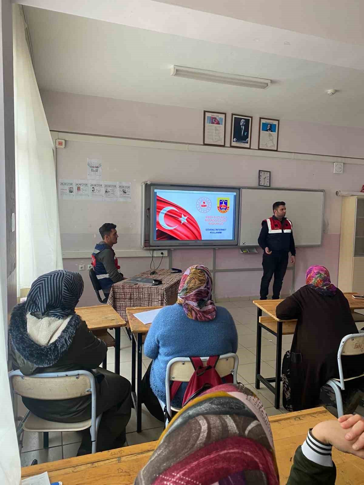 Jandarmadan vatandaşlara güvenli internet kullanımı eğitimi