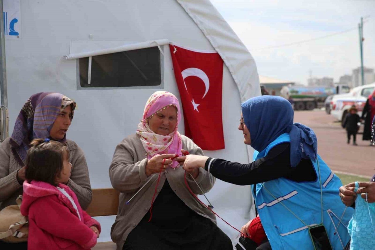 İlmek ilmek örgülerle depremzede kadınlar hayata tutunuyor