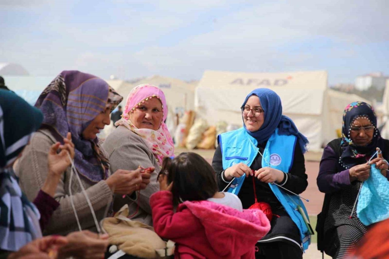 İlmek ilmek örgülerle depremzede kadınlar hayata tutunuyor