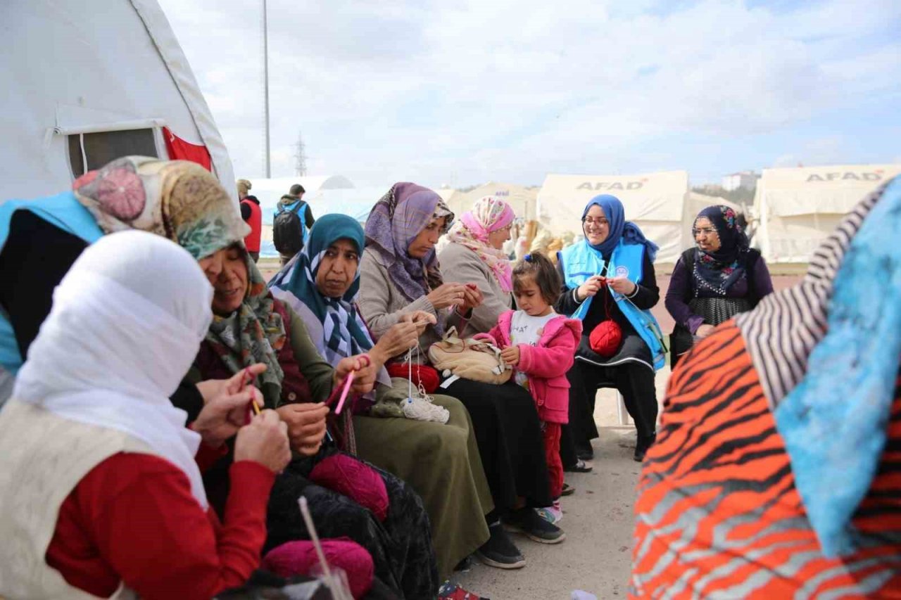 İlmek ilmek örgülerle depremzede kadınlar hayata tutunuyor