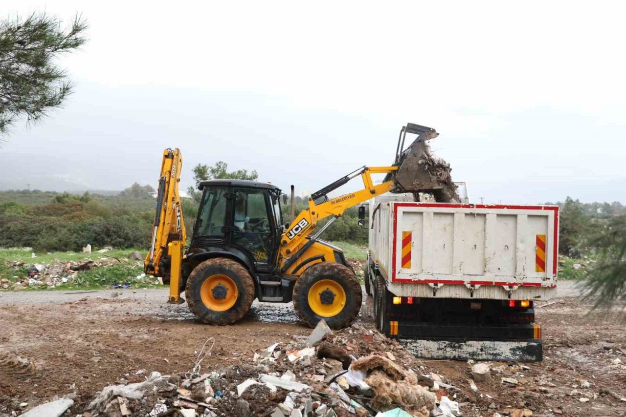 Didim’de moloz temizleme çalışması yapıldı