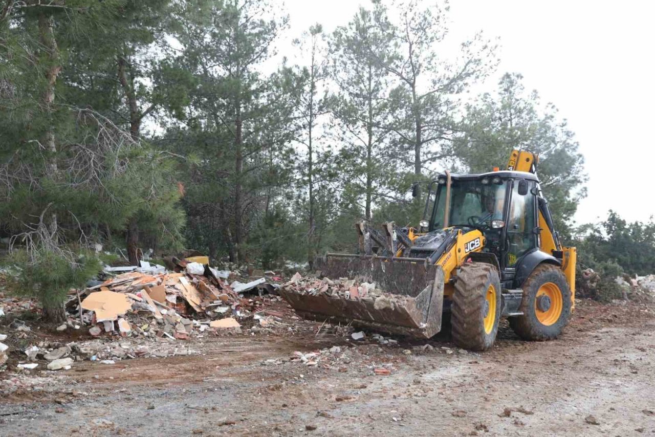 Didim’de moloz temizleme çalışması yapıldı