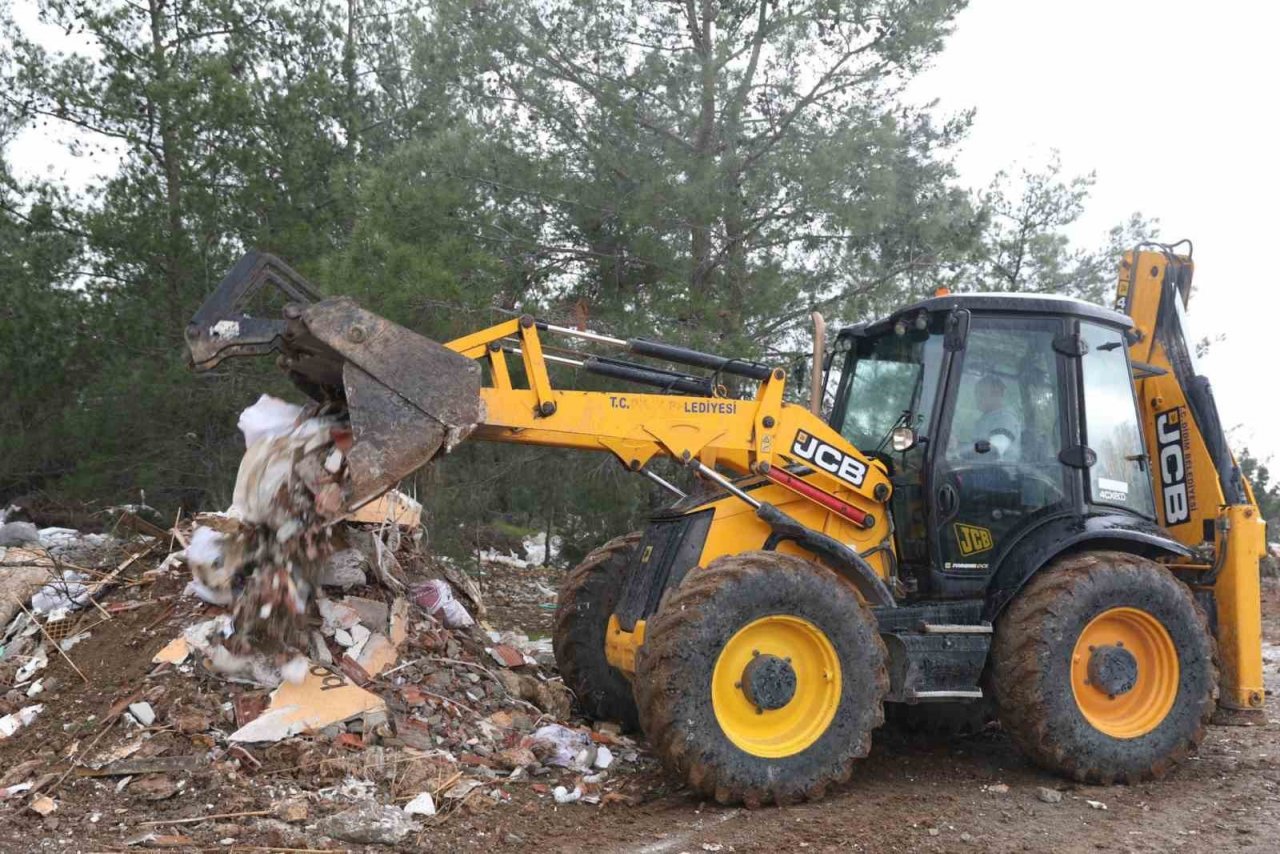 Didim’de moloz temizleme çalışması yapıldı