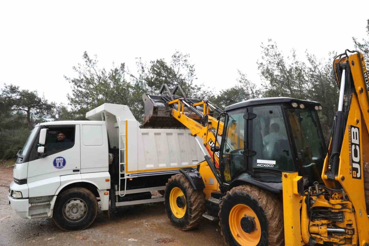 Didim’de moloz temizleme çalışması yapıldı