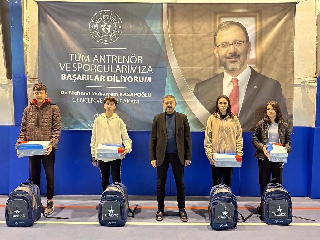Geleceğin sporcularına anlamlı hediye