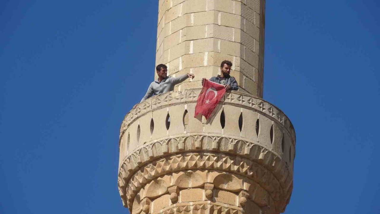 Kilis’te depremde zarar gören caminin minareleri kontrollü şekilde yıkıldı