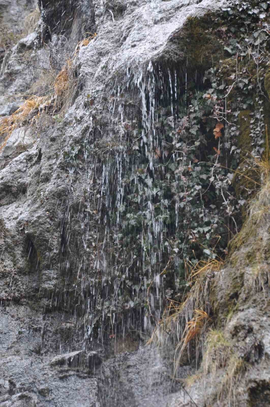 Karların erimesiyle şelale oluştu