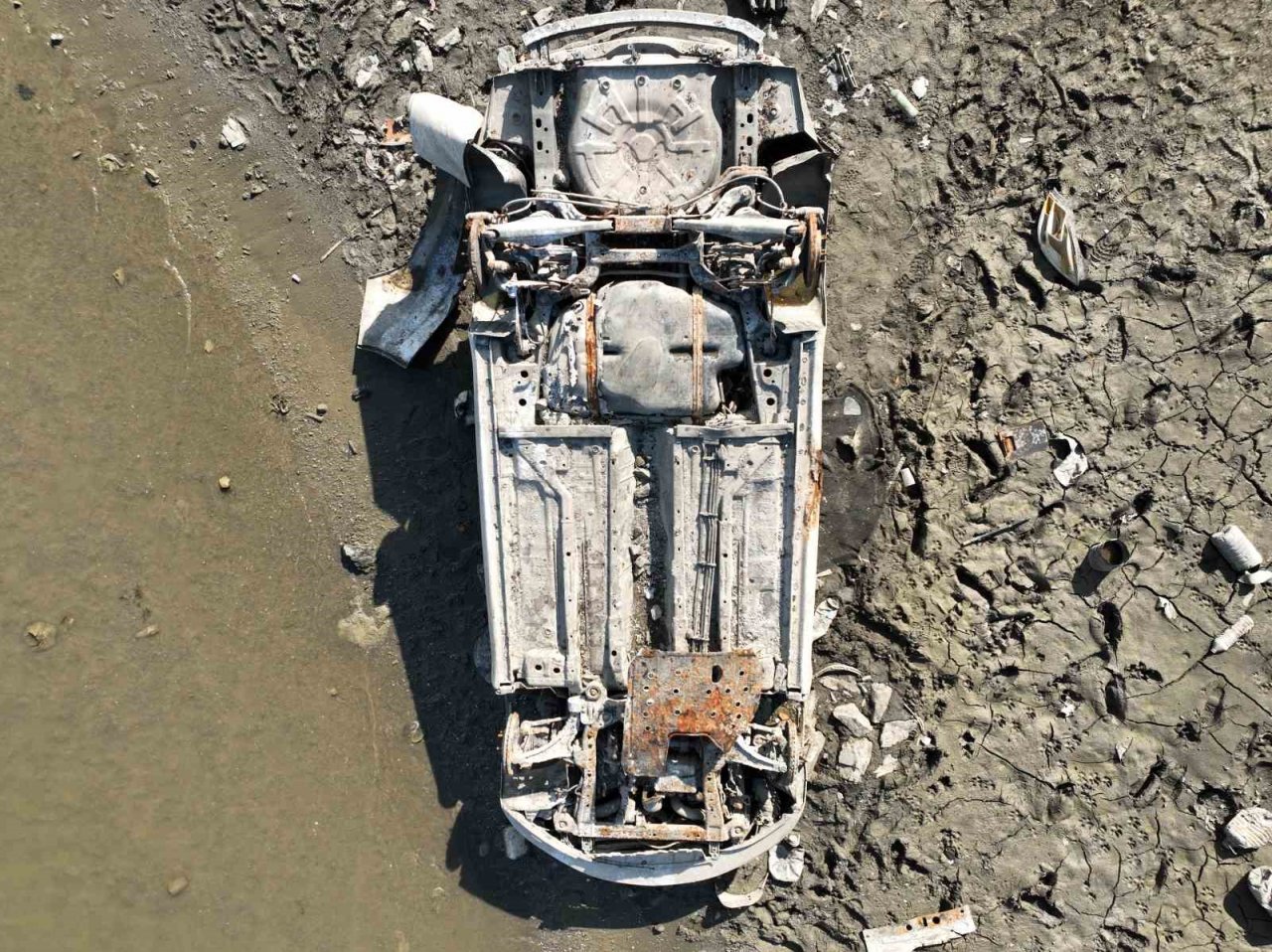 Suların çekildiği Alibey Barajı’nda yüzeye çıkan araçlar hala kaldırılmadı