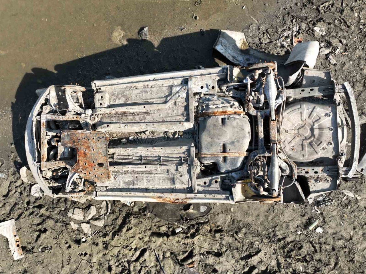 Suların çekildiği Alibey Barajı’nda yüzeye çıkan araçlar hala kaldırılmadı