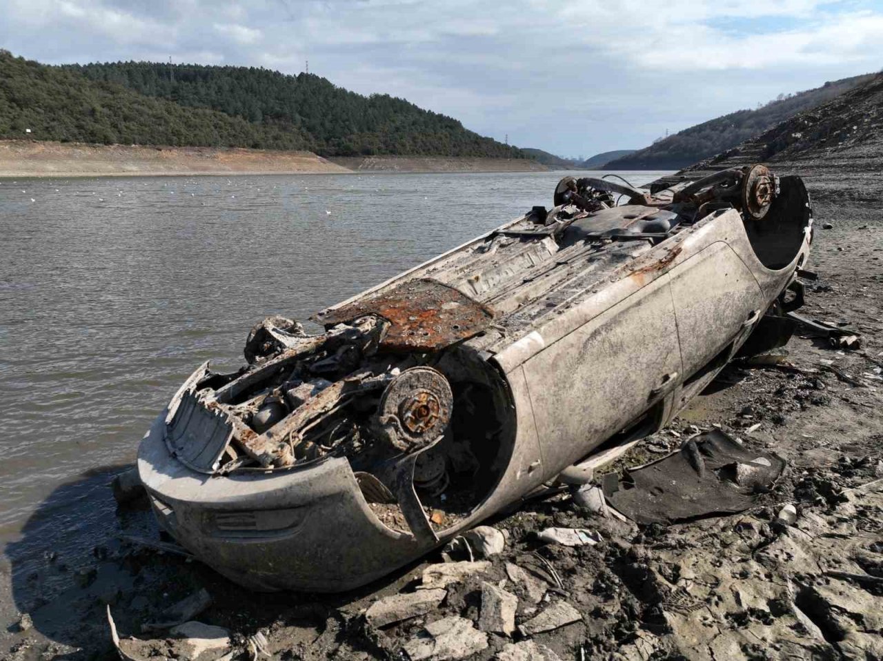 Suların çekildiği Alibey Barajı’nda yüzeye çıkan araçlar hala kaldırılmadı